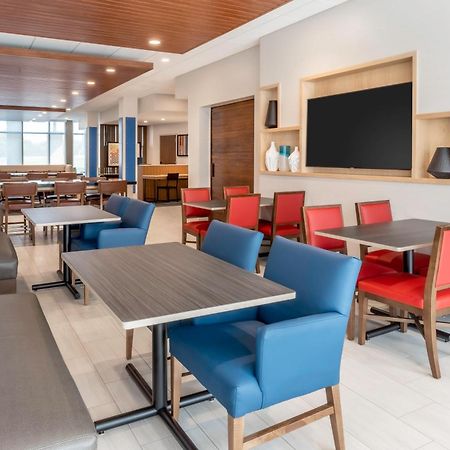 Holiday Inn Express & Suites - Milwaukee West Allis By Ihg Dış mekan fotoğraf