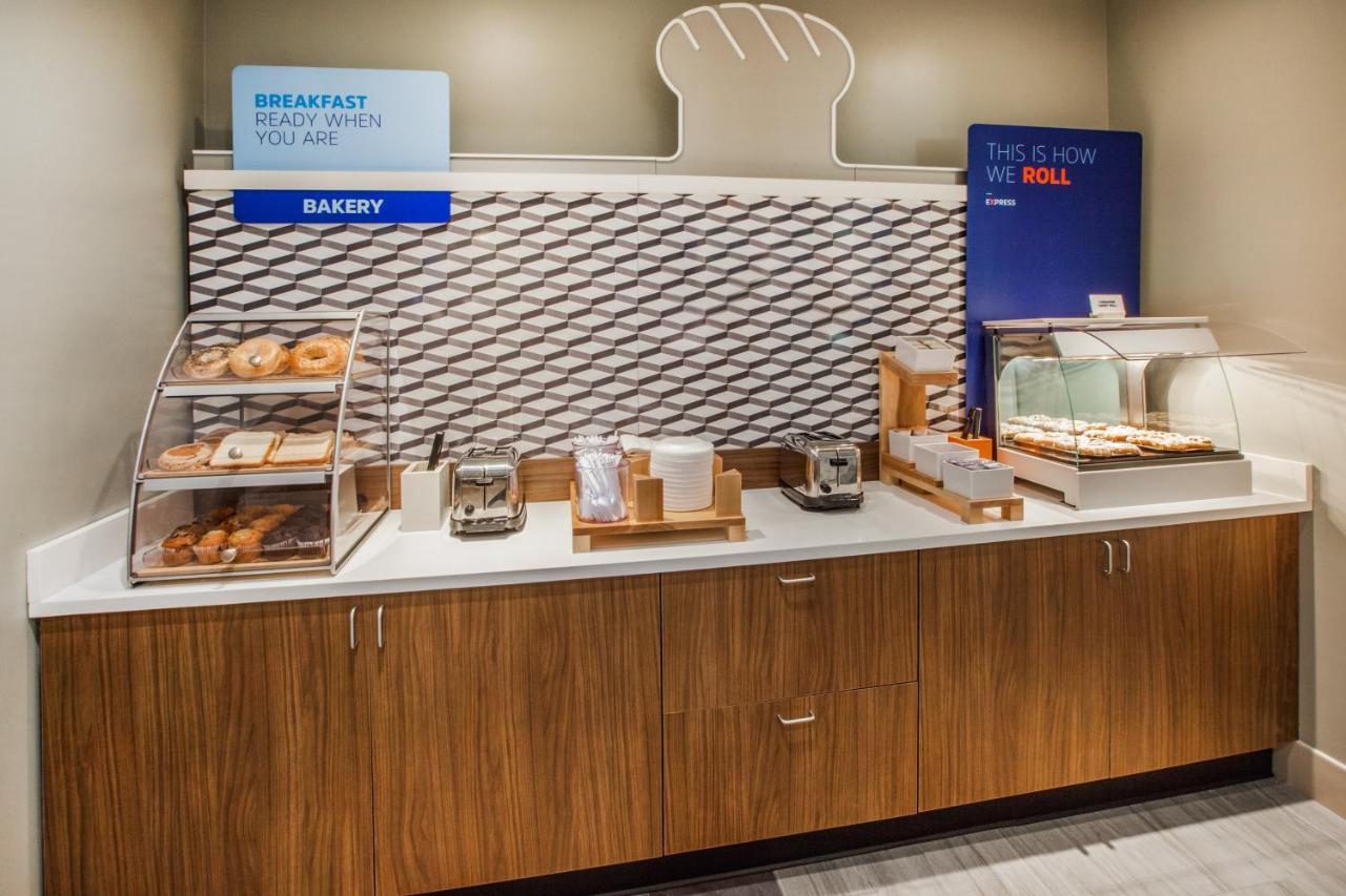 Holiday Inn Express & Suites - Milwaukee West Allis By Ihg Dış mekan fotoğraf
