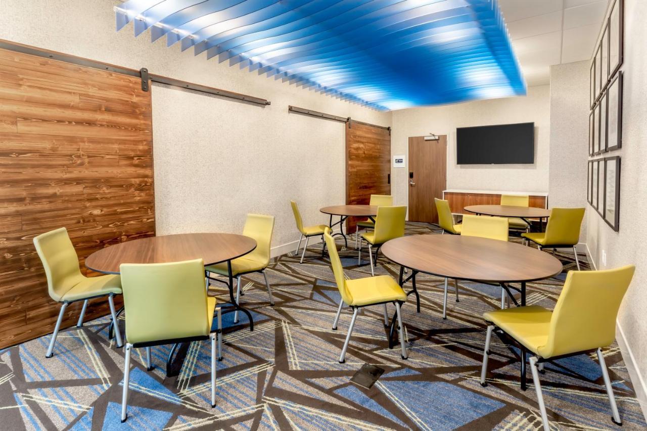 Holiday Inn Express & Suites - Milwaukee West Allis By Ihg Dış mekan fotoğraf