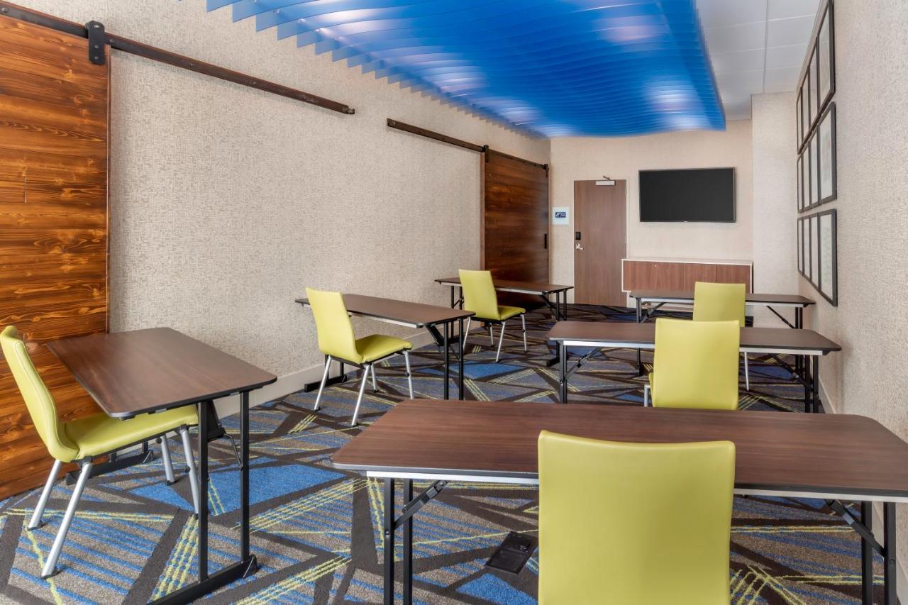 Holiday Inn Express & Suites - Milwaukee West Allis By Ihg Dış mekan fotoğraf