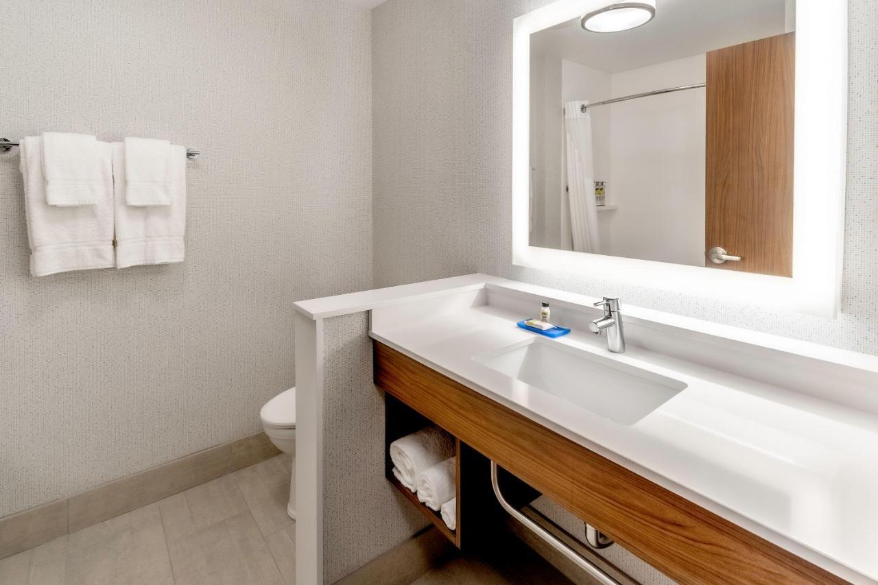 Holiday Inn Express & Suites - Milwaukee West Allis By Ihg Dış mekan fotoğraf